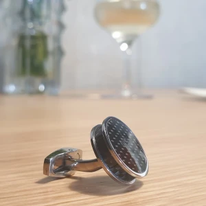 Manschettknappar  - Manschettknapp med kolfiber. Modell större som verkligen syns på armen. Nyskick, aldrig använda.  Säljes i par