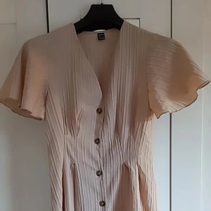 Sommar klänning  - Xs som storlek. Oanvänd.