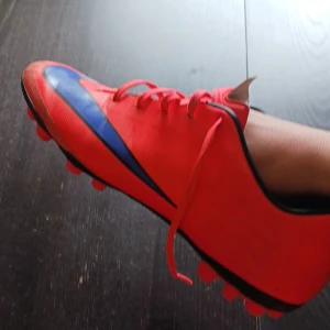 Fotbollsskor  - Rn snygg fotbollsskor har inte använt den typ bara 4/3 gånger!  Köp snabbt 