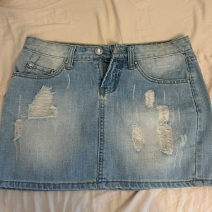 Lågmidjad jeanskjol -  Så snygg jeans kjol, midjemått ca 38-39 cm! Storlek M. Den är i jättebra skick!
