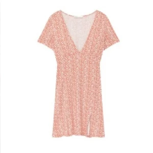 Klänning - En otroligt fin klänning från Pull&Bear. Älskar den, men jag får aldrig användning för den🥲 i jätte bra skick!