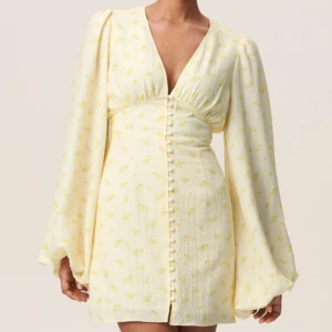 Adoore klänning - Säljer finaste klänningen då jag köpte fel storlek. Aldrig använd 💛kom med bud