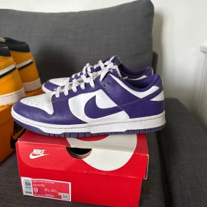 Nike dunk low championship court purple  - Säljer dessa Nike dunk low championship i storlek 42,5. Använda men fortfarande i bra och fräscht skick. 