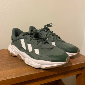 Adidas ozweego i grön färg - Säljer ett par sneakers som jag inte anvönder så mycket så bestämt mig för att sälja dom inget fel på de bara kanske lite smuts men annars inget fel på dom.