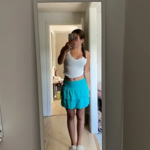 Volangkjol  - Volangkjol som passar perfekt till sommaren Står ingen storlek på men skulle säga den passar storlek XS och även S Köparen står för eventuell frakt! 