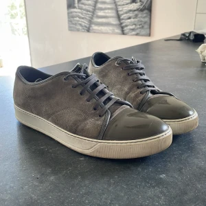 Lanvin skor  - Ett par snygga Lanvin patent cap toe i bra skick (8/10)inga konstigheter utan att det finns en liten defekt på ena skon (finns på bild 3)(ny pris 5000 mitt pris 1599(storlek 45 men sitter som 46) perfekta inför sommaren( priset går att diskuteras)