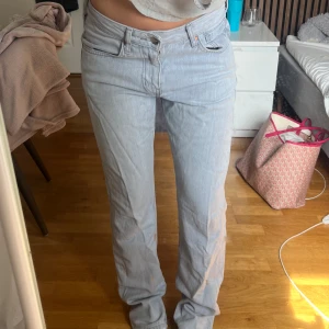 Skit snygga gråa jeans - Superfina men kommer tyvärr ej till användning längre då dem inte passar längre 