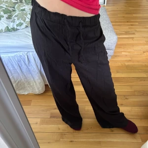 Svarta linnebyxor  - Linnebyxor köpta i Berlin på primark, en aning förstora för mig och kommer ej till användning :)