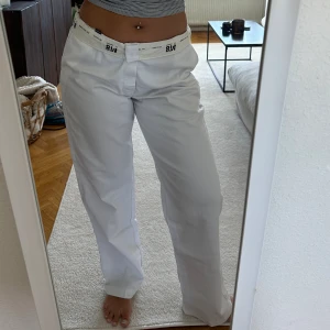 Dickies byxor - Vita dickies i herr modell, Använde att fåtal gånger, men då har de varit på festival mm så de finns defekt längst ner på byxan! Jag är 176 och dom är full length!🌸