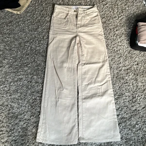 Supersnygga beiga jeans! - Sååå snygga beiga jeans/byxor från märket Cotton On köpta via Asos! Supersnygg passform! Endast använda en gång, alltså som nya! Nypris: 399kr