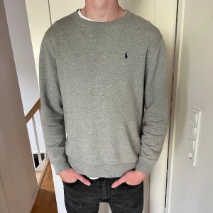 Ralph Lauren tröja - Tja! Säljer nu denna riktigt snygga tröja från Ralph Lauren då jag har växt ur den. Nypris: 995 kr. Skick: 9/10. Storleken är XL barnstorlek, men den passar även dig som har storleken S. Modellen är 185 cm och väger 75. Hör av er vid frågor😃