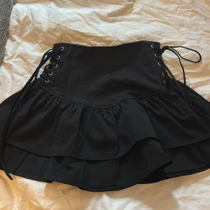 Kjol - Svart kjol i storlek xs