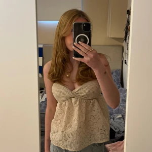 Beige sommartopp  - Jättefin zara liknande topp jag köpte förra sommaren, den kommer inte till användning längre därav jag säljer den 💕