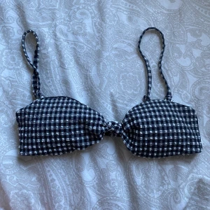 Bikini överdel - Jättefin bikini överdel i storlek S men skulle säga att den även passar som XS. Aldrig använd! 