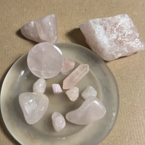 Rosenkvarts - Har en massa olika rosenkvarts i alla möjliga storlekar och former, trumlat och o trumlat. Rosenkvarts attraherar kärlek.  Pris diskuteras.<3 ENDAST SWISH