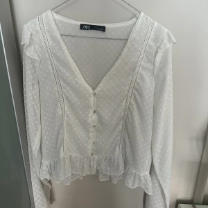 Söt vit blus från Zara  - Supersöt och trendig blus ifrån zara, passar en som har storlek S vanligtvis 🫶🩷⭐️