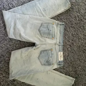 Säljer nu dessa assnygga jeans som jag köpte här på Plick, de är tyvärr för små. ❤️❤️ Midjemått: 38cm, Innerben: 83cm Säljer för att de inte passade som jag ville, kontakta mig om du undrar nåt, annars känn dig fri att trycka på köp nu🥰