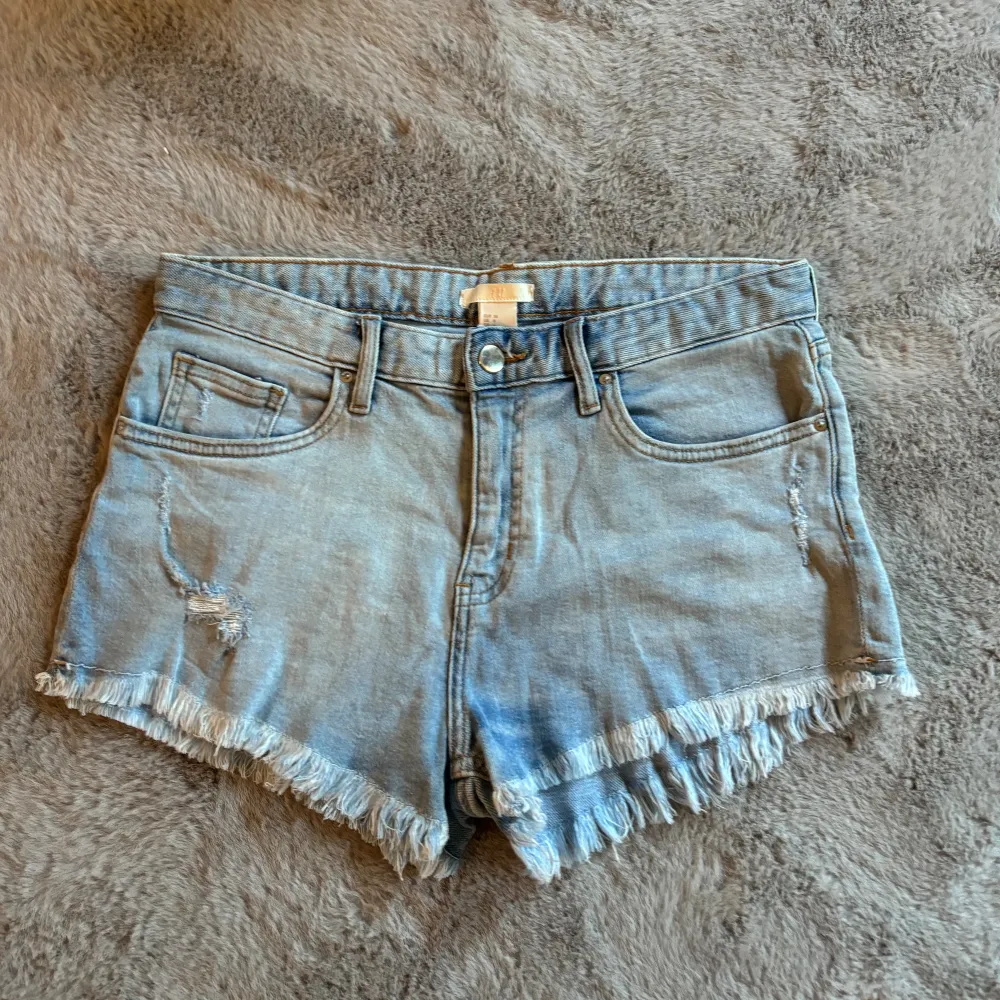 Shorts med slitningar från H&M  Gott skick. Shorts.