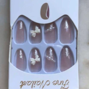 Naglar  - Den är fin och man får med sig nagelfil och lim 