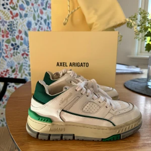 Axel Arigato  - Säljer mina Axel Arigato är i storlek EU35/US5/UK2.5 .Skulle  säga att skicket är 8/10. Alla tillbehör kommer med. Hör av er om mer information. 