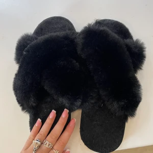 Tofflor  - Använda två gånger, har flera andra så behöver ej! Passar 38,39,40.