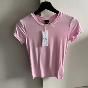 Rosa t shirt  - Rosa t shirt från Gina stl xs aldrig använd 