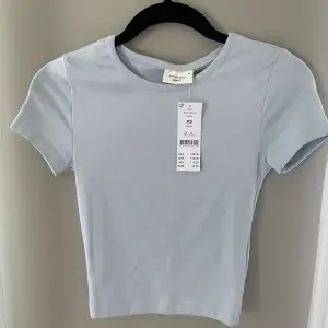 Jättefin oanvänd ljusblå t-shirt från Gina Tricot med prislapp kvar. I färgen heather som inte längre säljs i den modellen! 💎Aldrig använd då den är för liten för mig. Köpt för 149kr men säljer för 80!
