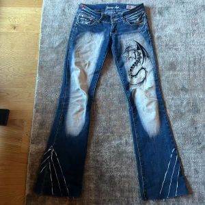 Young age bootcut jeans - Suuuper snygga Young age jeans , säljer för de inte kommer till andvändning längre och de har ett hål vid knät och lite slitningar där nere vilket jag kan skicka bild på 💖 midjemått: 36cm innerbenslängd: 80cm