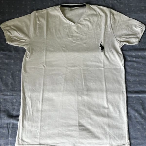 Tshirt - Vit Tshirt i storlek S, sitter lite tajt på kroppen. Använd ett fåtal gånger.
