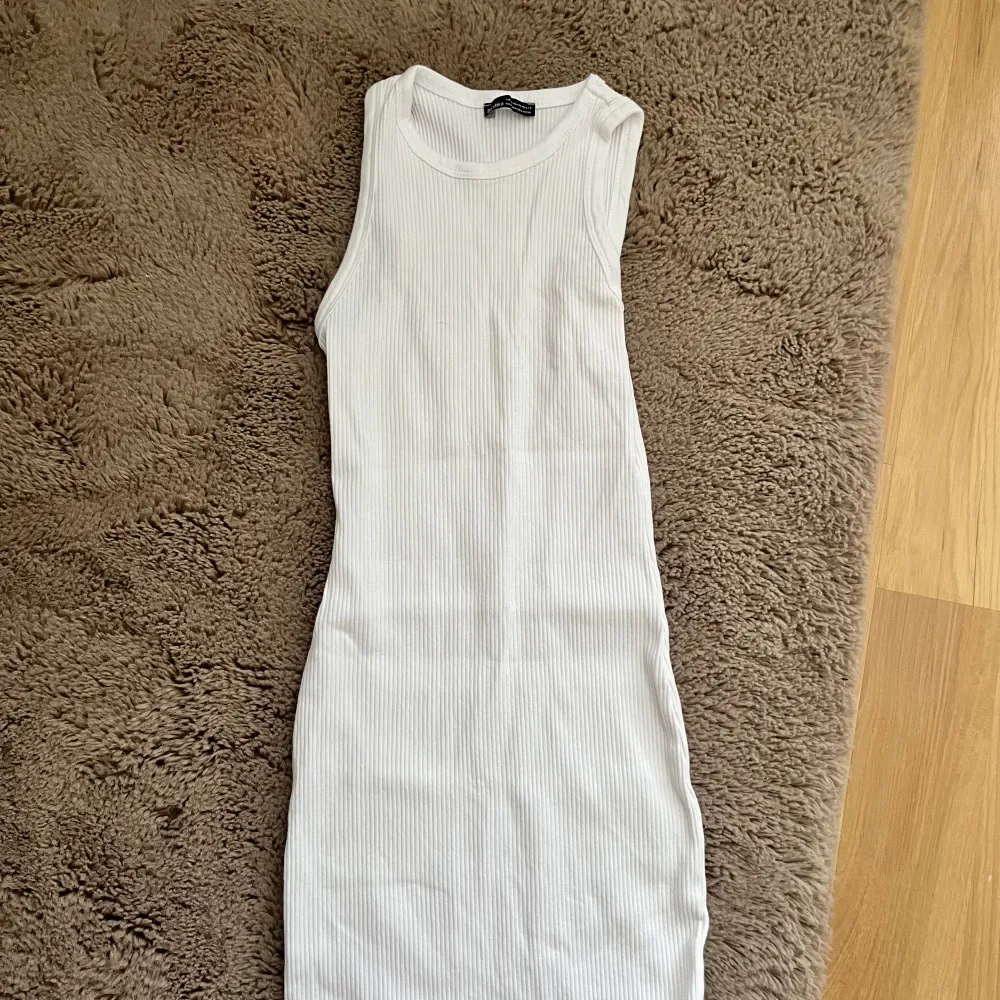 En helt ny vit klänning . Klänningar.