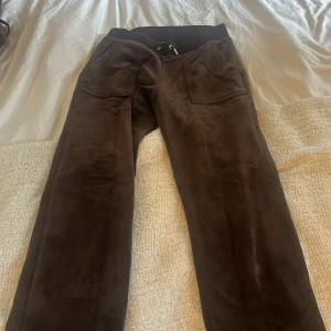 Juicy couture byxor  - Juicy couture byxor. Säljer pågrund av att jag inte använder längre. Köpt för 1200kr. Kontakta mig om ni vill köpa det som ett gemensamt sätt. 