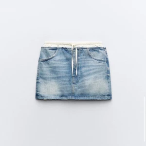 Jeanskjol  - Jättesnygg oanvänd jeanskjol från Zara! Inga defekter, passar mig som brukar ha Xs, S Storlek: L, men liten i storleken Midjemått rakt över = 46 cm Skriv för fler bilder 💫