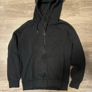 Svart Peak Performance kofta , storlek M - Säljer en svart Peak Performance hoodie i storlek M. Hoodien har en dragkedja fram, huva med dragsko och två framfickor. Diskret Peak Performance-logga på bröstet. Mycket bra skick.
