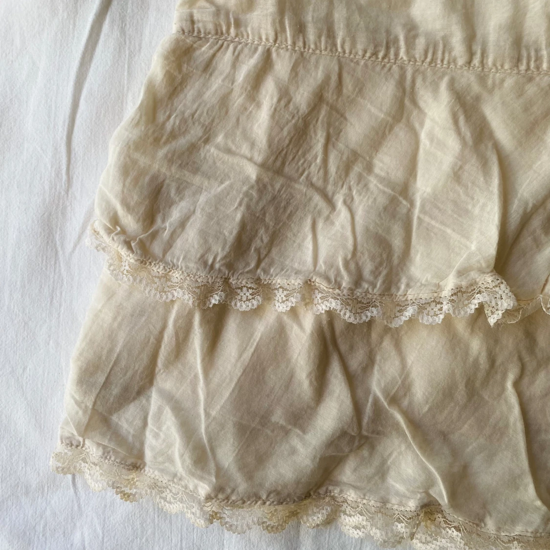 Off-white topp med volang och spets - 90