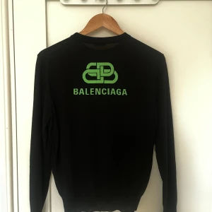 Balenciaga Wool Sweatshirt - Exklusiv tröja från Balenciaga i 100% tunn ull som säljes pga att den inte kommer till användning.  Skick: i princip ny Storlek: S Passform: slim Nypris: ca 6000 SEK  Hör av er för fler bilder eller andra frågor!