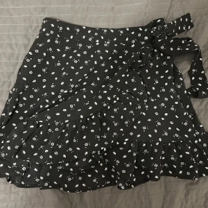 Kjol - En jätte fin kjol som är perfekt till sommaren. Köpt på newyorker. Är i storlek S🥰