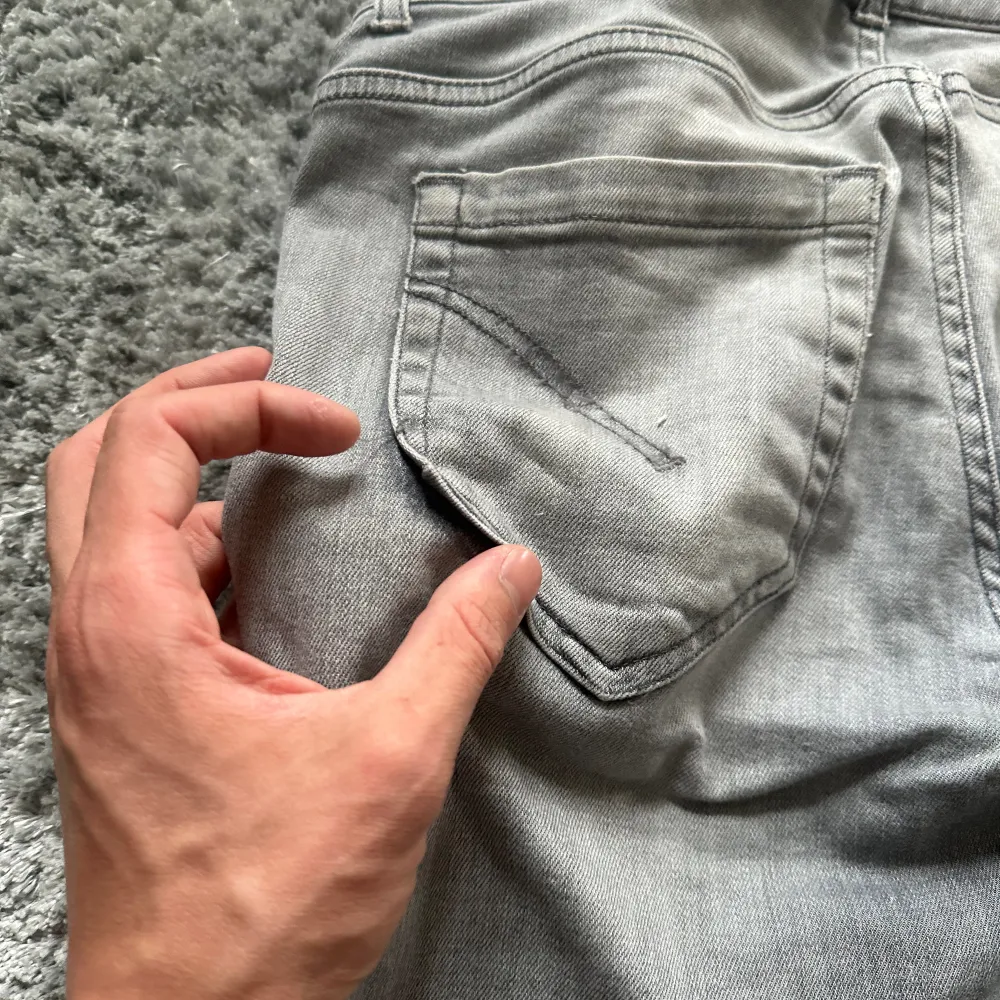 Säljer nu mina snygga grå dondup jeans  Färg grå Size 30 Modell George  Fickan på ena sidan har gått up lite men inget som syns jättemycket. Har lagat dom i skrevet också men börjar få lite slitningar där med. Jeans & Byxor.