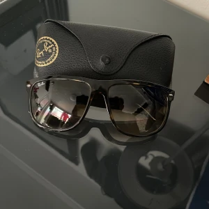 Helt nya rayban boyfriend - Säljer ett par rayban boyfriend dom är aldrig använda endast testade så skick 9/10. Säljer dom då dom inte passade mig men returetiketen hade gått ut 