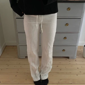 Linnebyxor - Vita linnebyxor från A-dsgn köpta för 799kr, dem är midrise men går att vika ner, köpare står för frakt