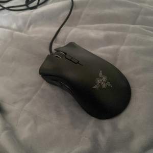 Razer deathadder elite mus. Oanvänd och i perfekt skick. Jätte bra gaming mus.