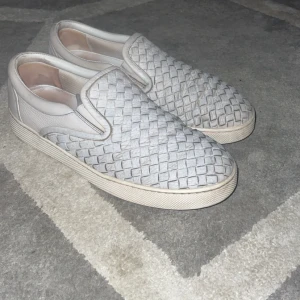 Bottega veneta slip ons  - Säljer dessa sjukt snygga slip ons från bottega veneta. Storlek 42. Skick: 8/10 lite smutsiga men det fixar jag. Nypris 8500kr. Skriv om ni har några frågor!