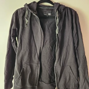 Svart hoodie - Svart hoodie med dragkedja som är lite tunnare i materialet. 