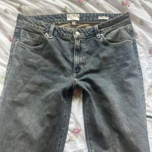 Riktigt Jeans material säljs för att dem inte passar längre inget för på dem, lägre pris vid snabb affär 