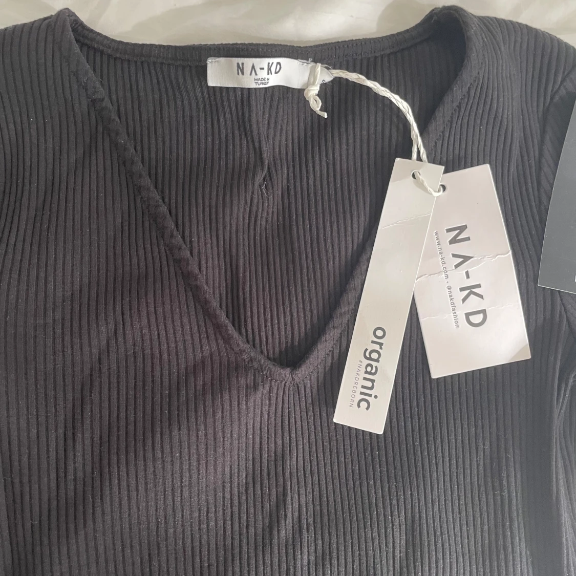 V-ringad topp från NA-KD - 90