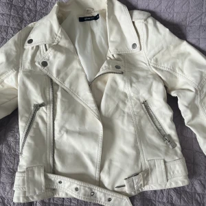 Skinnjacka - Skit snygg skinnjacka som blivit använd fåtal gånger men legat bland andra kläder länge. Är i bra skick förutom att skinnet börjat spricka på kragen. Men det är inget som syns när man har på sig den. Därav priset.