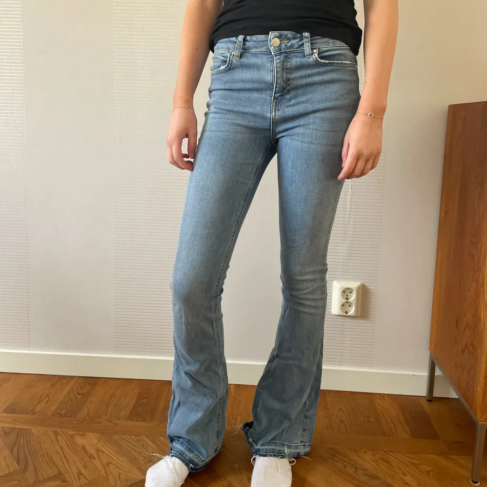 Mid/low waisted jeans i storlek S. Knappt använda med inga slitage. Är 168 och jeansen är perfekt i längden.💞. Jeans & Byxor.