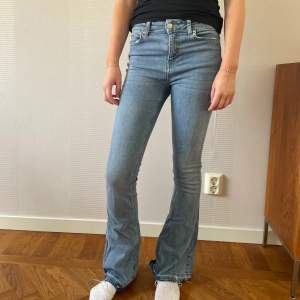 Mid/low waisted jeans i storlek S. Knappt använda med inga slitage. Är 168 och jeansen är perfekt i längden.💞