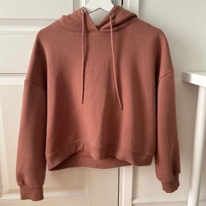 Hoodie från lager 157 - Hoodie i fint skick, säljer då jag har vuxit ur den. Passformen är en aning croppad. Mycket bekväm. Strl M 