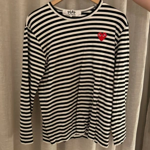 CDG longsleeve t-shirt  - Säljer nu denna då den inte används längre. Storlek L passar M/S