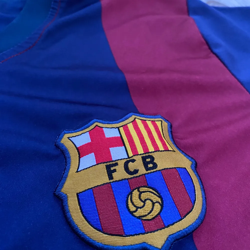 Tja, Säljer denna legendariska Messi tröja ifrån sässongen 2014, Tröjan är i bra skick och är mycket sparsamt använd. Priset kan diskuteras.   Dalarna_resell. T-shirts.